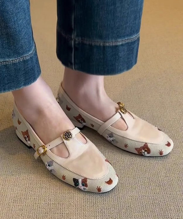 Hohle flache bestickte Kunstlederschuhe aus Beige