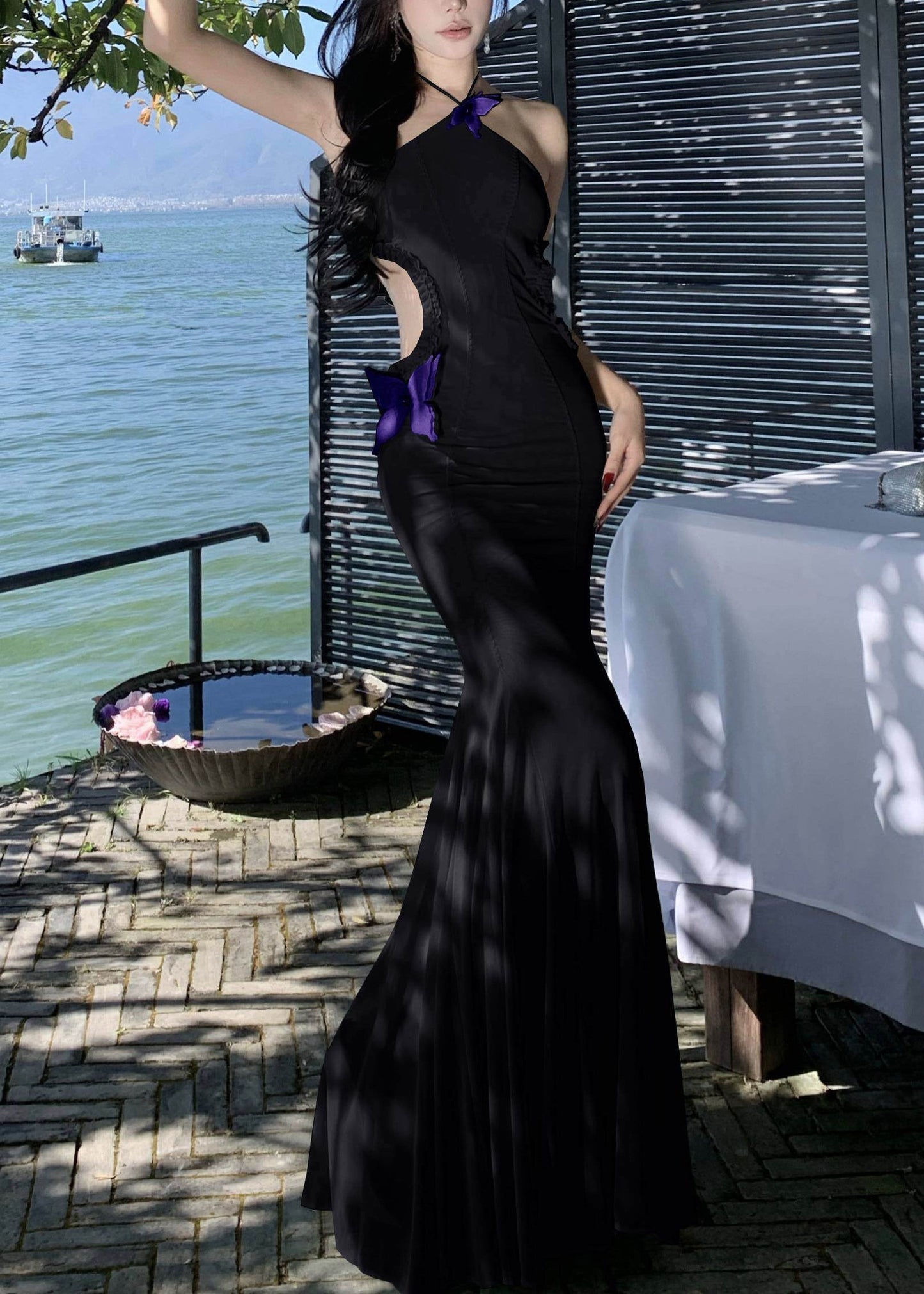 Robe longue noire en tulle sans manches à volants et à papillons
