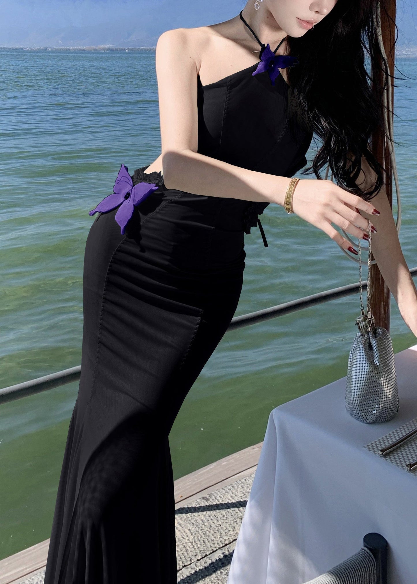 Robe longue noire en tulle sans manches à volants et à papillons