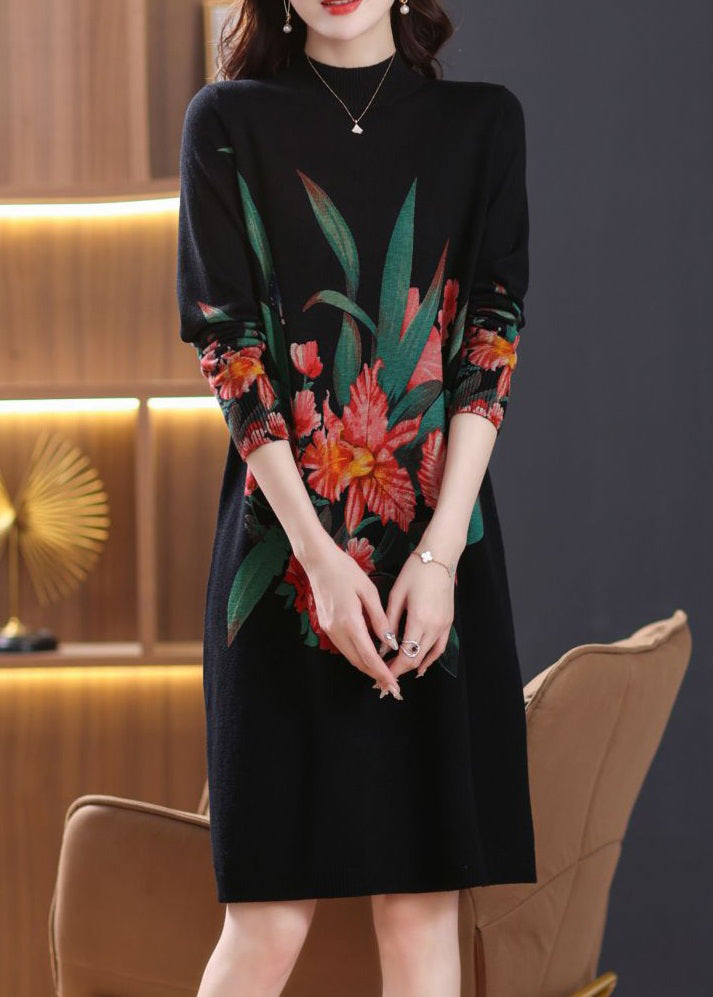 Schwarzes, seitlich offenes, gemütliches Wollstrickkleid mit Rollkragen, Frühling TB022