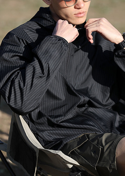 Manteau à capuche zippé en soie à fines rayures pour homme, noir