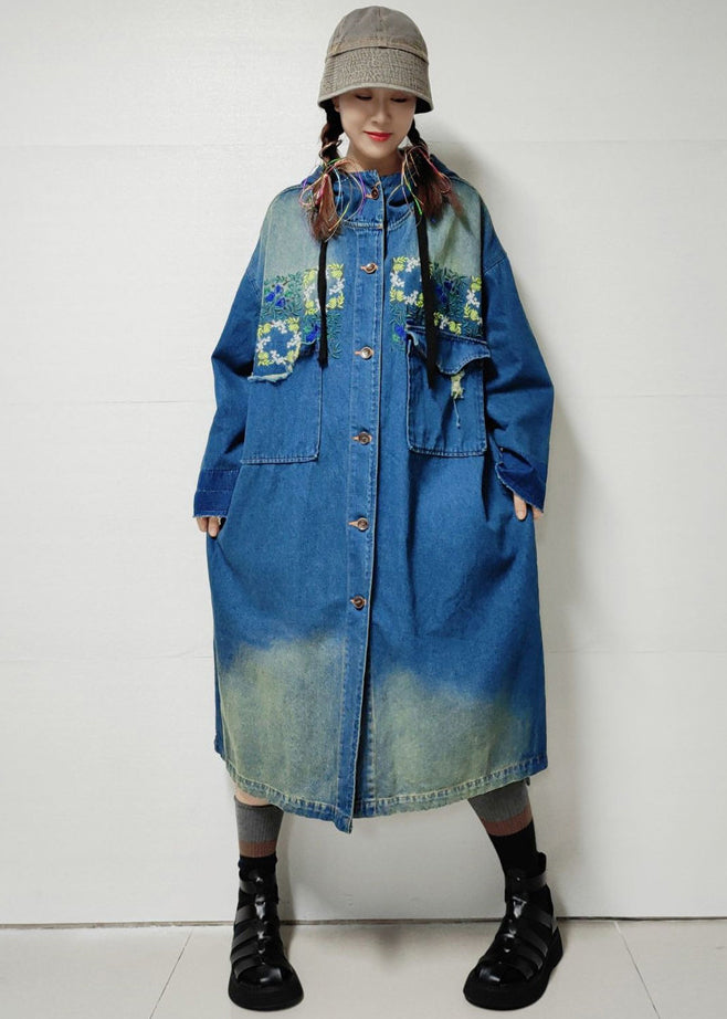 Trench-coat en denim bleu avec poches à boutons et manches longues brodées MN060