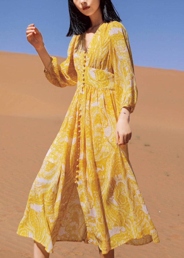 Robe longue en mousseline de soie jaune à col bohème et imprimé V