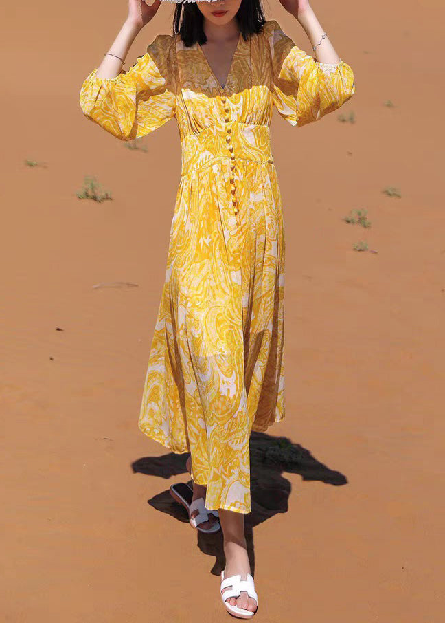 Robe longue en mousseline de soie jaune à col bohème et imprimé V
