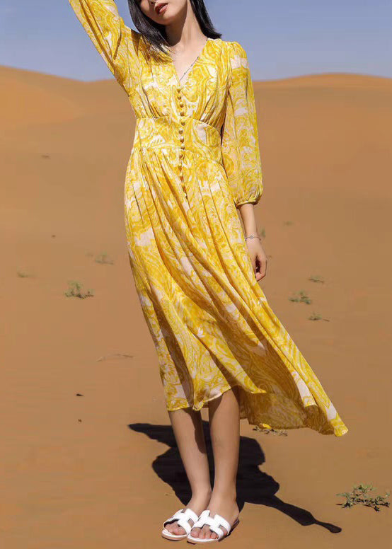 Robe longue en mousseline de soie jaune à col bohème et imprimé V