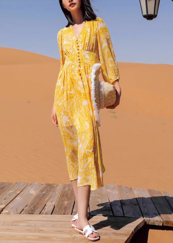 Robe longue en mousseline de soie jaune à col bohème et imprimé V