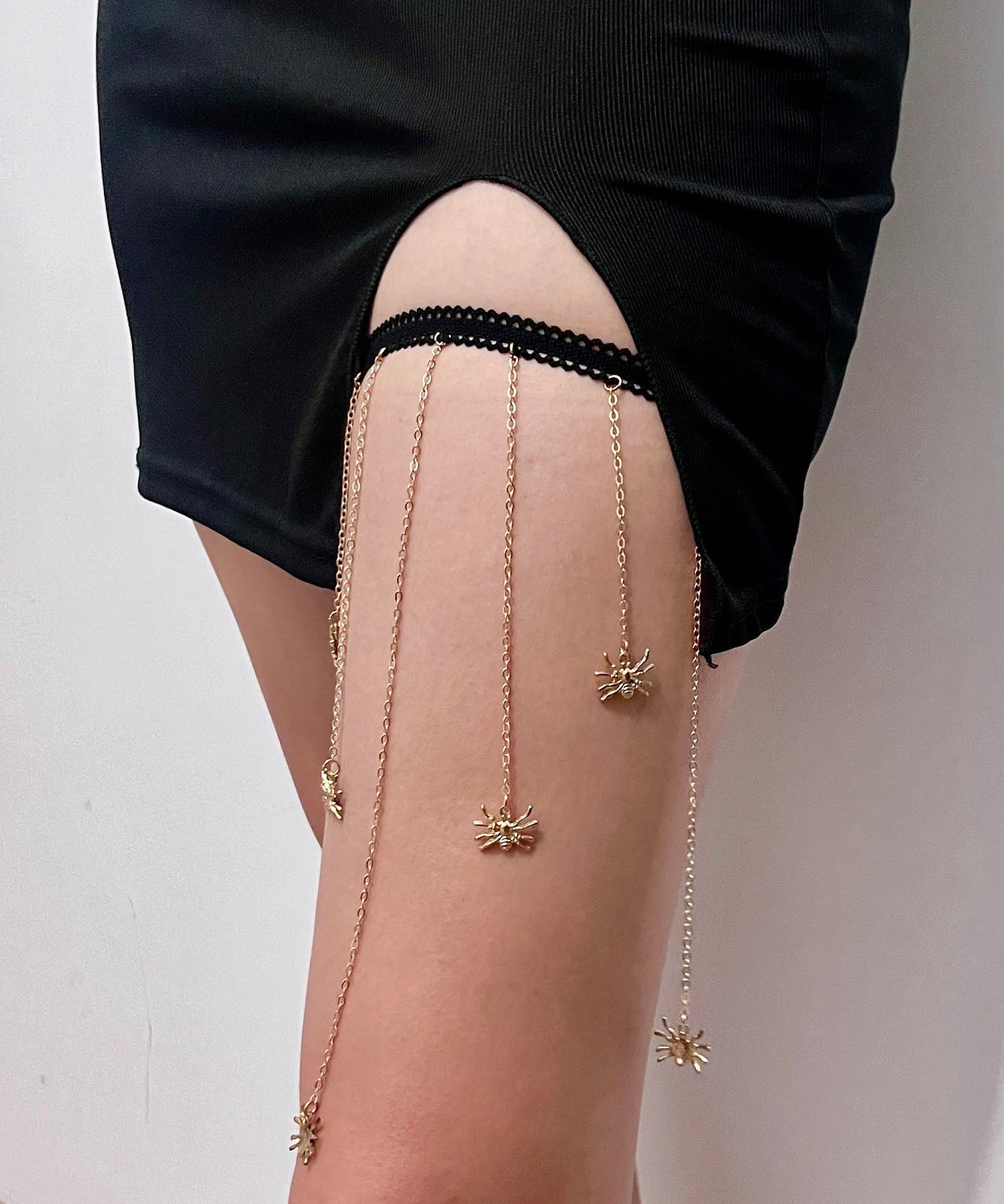 Chaîne de corps bohème en alliage de métal doré avec pompon et chaîne araignée TX007