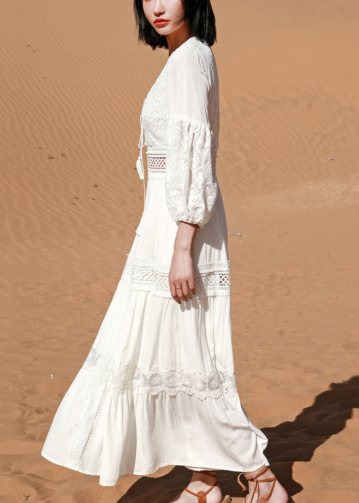 Robe longue blanche à manches bouffantes et ajourées en dentelle style bohème
