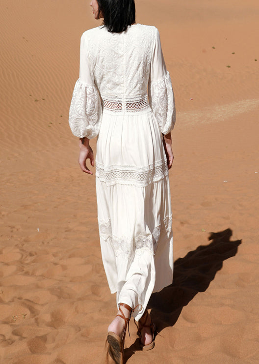 Robe longue blanche à manches bouffantes et ajourées en dentelle style bohème