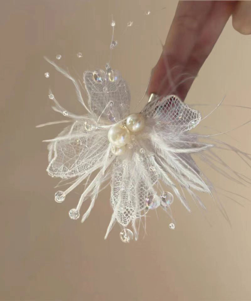 Culotte perle beige en dentelle à épingles à cheveux ajourée avec plumes