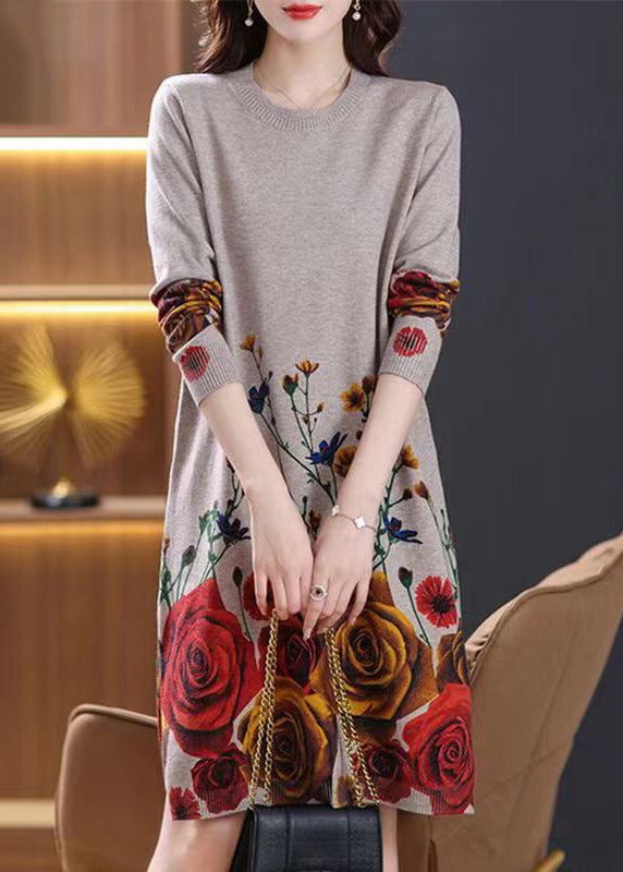 Kamelfarbenes, seitlich offenes, gemütliches Wollstrickkleid mit Rundhalsausschnitt, Frühling TB009