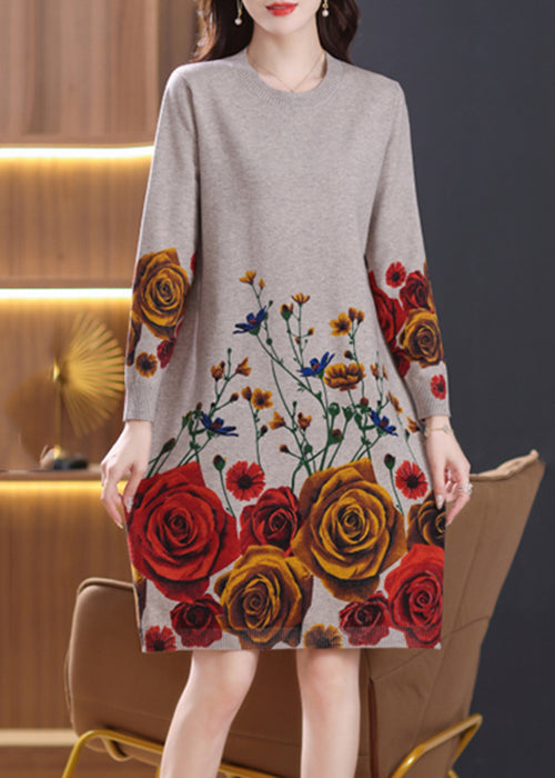 Kamelfarbenes, seitlich offenes, gemütliches Wollstrickkleid mit Rundhalsausschnitt, Frühling TB009