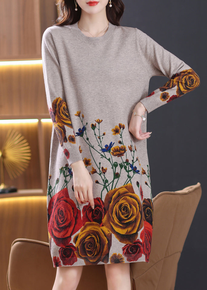 Kamelfarbenes, seitlich offenes, gemütliches Wollstrickkleid mit Rundhalsausschnitt, Frühling TB009