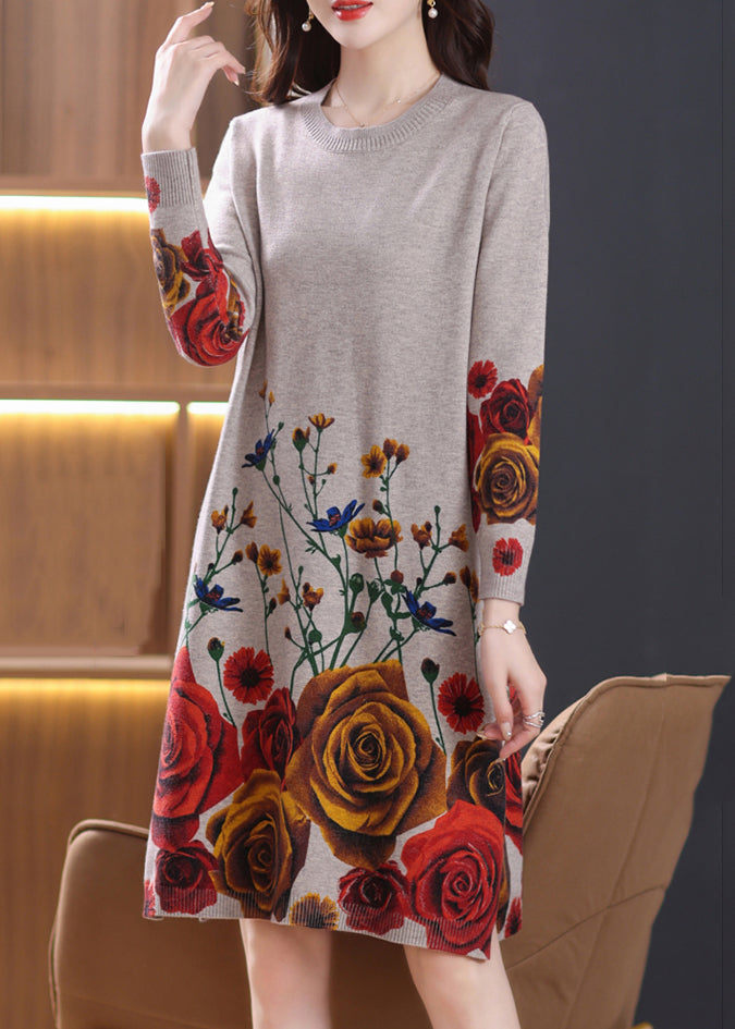 Kamelfarbenes, seitlich offenes, gemütliches Wollstrickkleid mit Rundhalsausschnitt, Frühling TB009