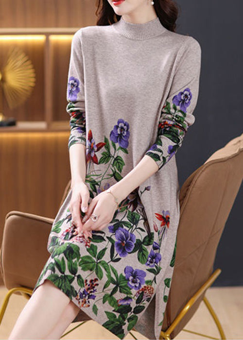 Kamelfarbenes, seitlich offenes, gemütliches Wollstrickkleid mit Rollkragen, Frühling TB021