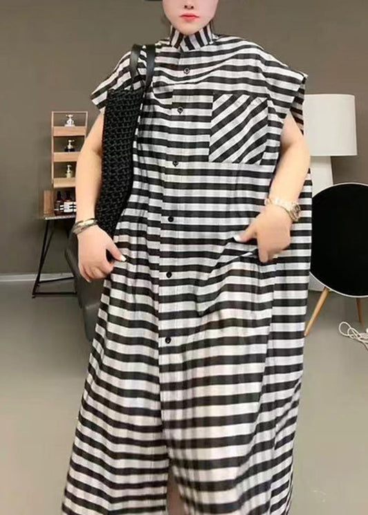 Lässiges schwarzes gestreiftes Stehkragen-Maxikleid mit Knopfleiste und kurzen Ärmeln TR017