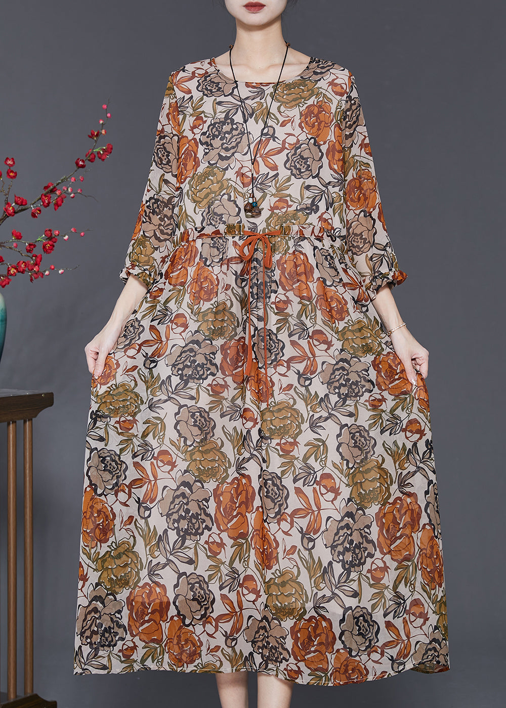 Lässiges Khaki Seidenkleid mit Cinch-Print und Armbandärmeln SD1052