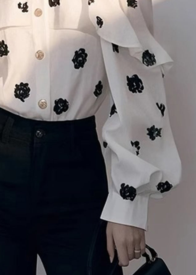Chemise blanche en mousseline de soie à imprimé épaules dénudées et chic pour l'automne