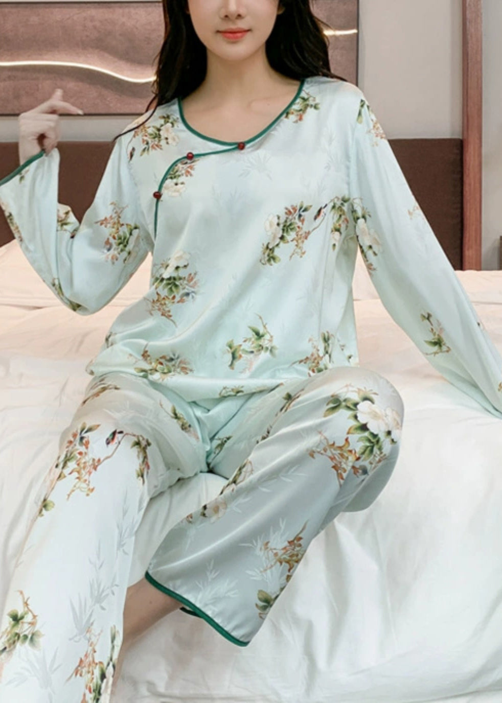 Ensemble deux pièces en soie glacée à imprimé patchwork beige à col rond de style chinois et manches longues XS1014