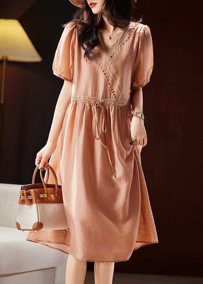 Robe longue en soie orange élégante à col en V et à empiècements ajourés avec taille nouée et manches courtes WW036