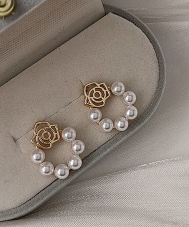 Créoles creuses blanches en cuivre avec perles surdorées et motif floral