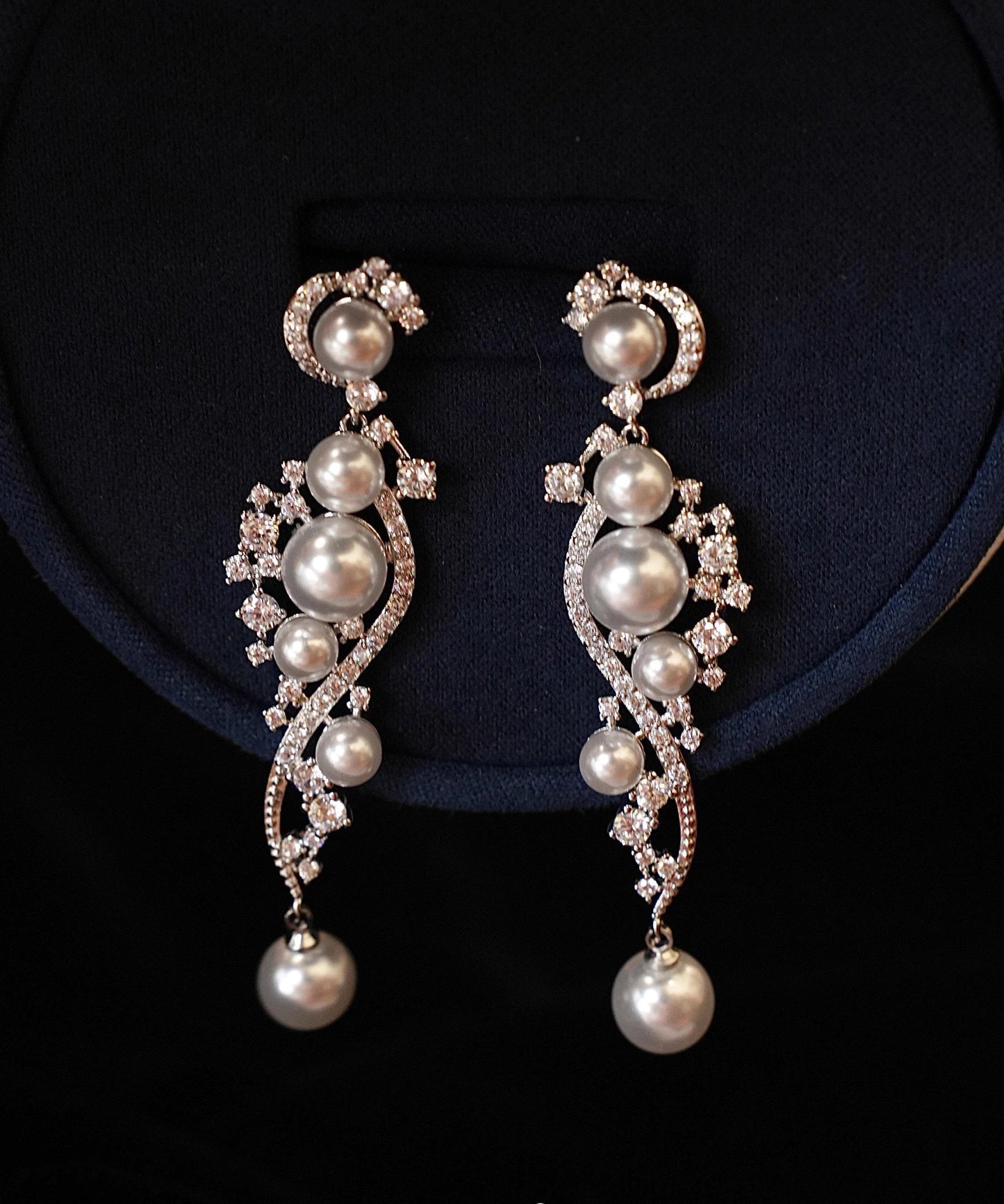 Boucles d'oreilles pendantes élégantes en argent blanc et zircons Stergild