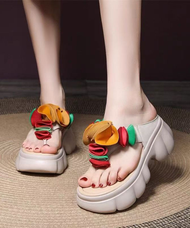 Tongs confortables à plateforme et imprimé floral, noires et fausses