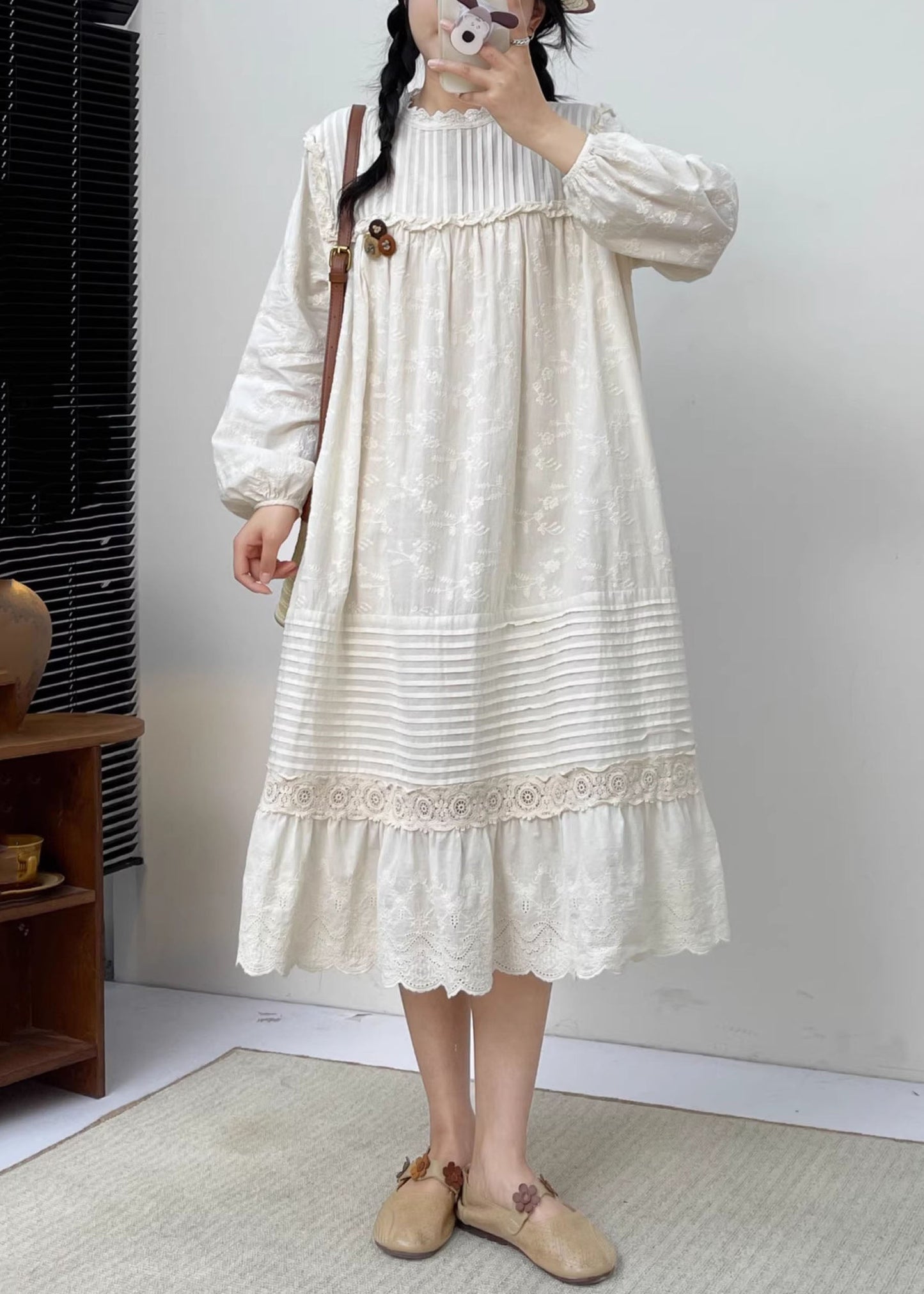 Robe longue blanche brodée à volants en coton froissé à manches longues BV030