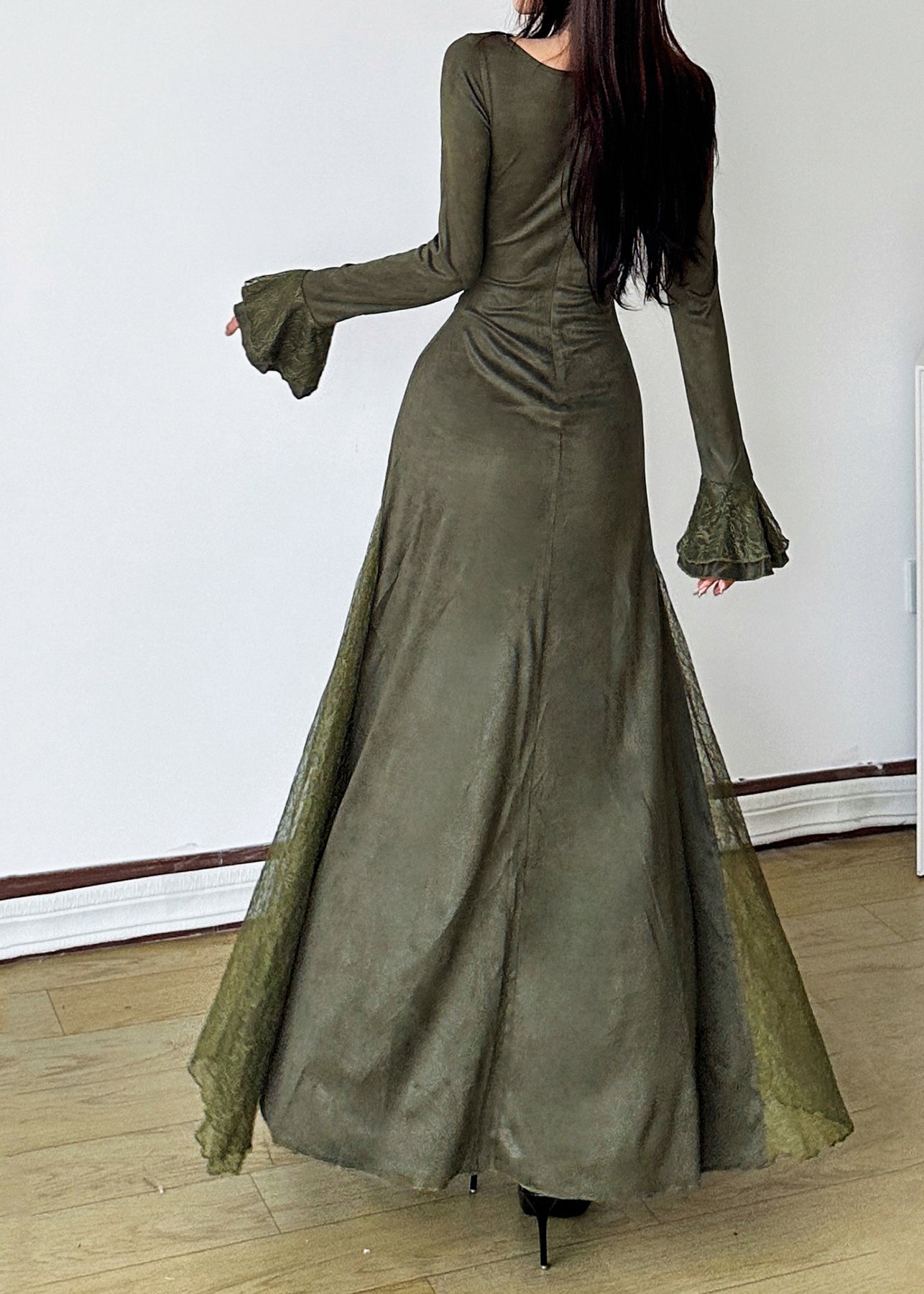 Robe longue élégante en dentelle patchwork vert noir à manches évasées YP047