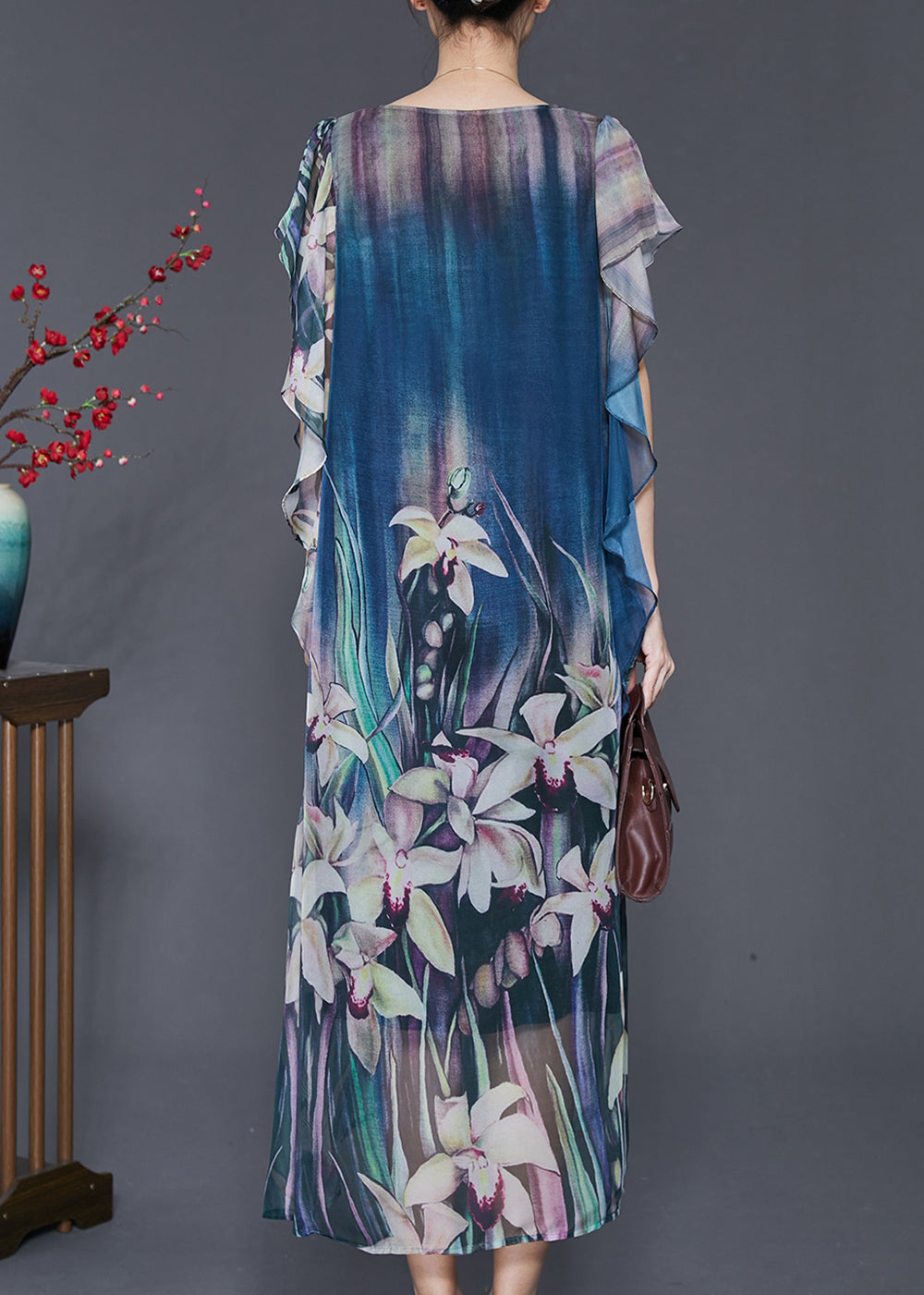 Robe de vacances élégante en soie à imprimé floral bleu marine et manches papillon SD1104