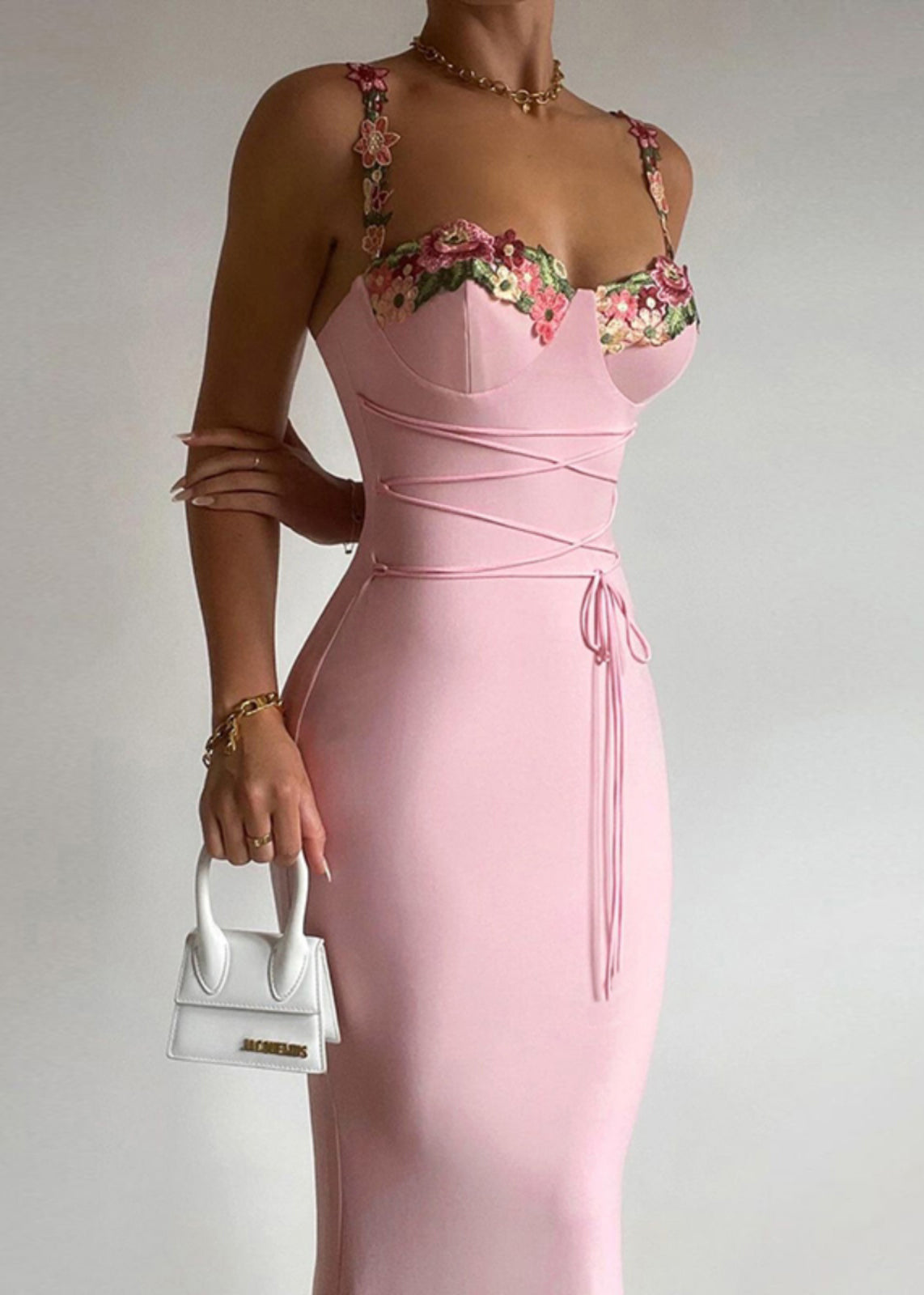 Robe élégante à bretelles florales en patchwork de coton rose à fines bretelles