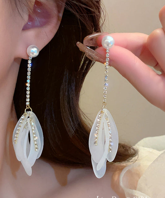 Boucles d'oreilles pendantes élégantes en alliage blanc avec pampilles en forme de pétales de perles en zircon QQ005