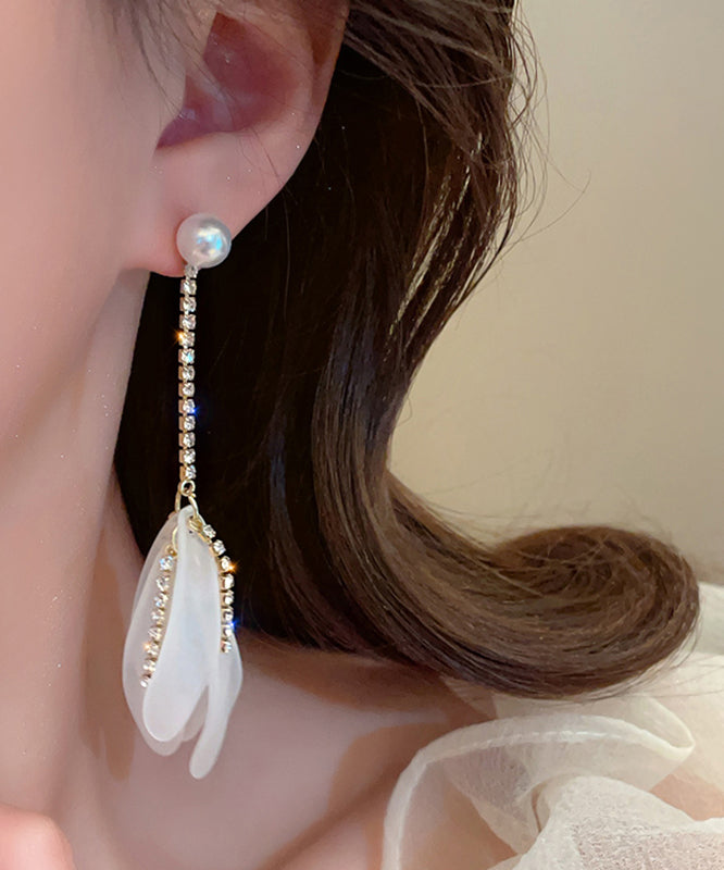 Boucles d'oreilles pendantes élégantes en alliage blanc avec pampilles en forme de pétales de perles en zircon QQ005