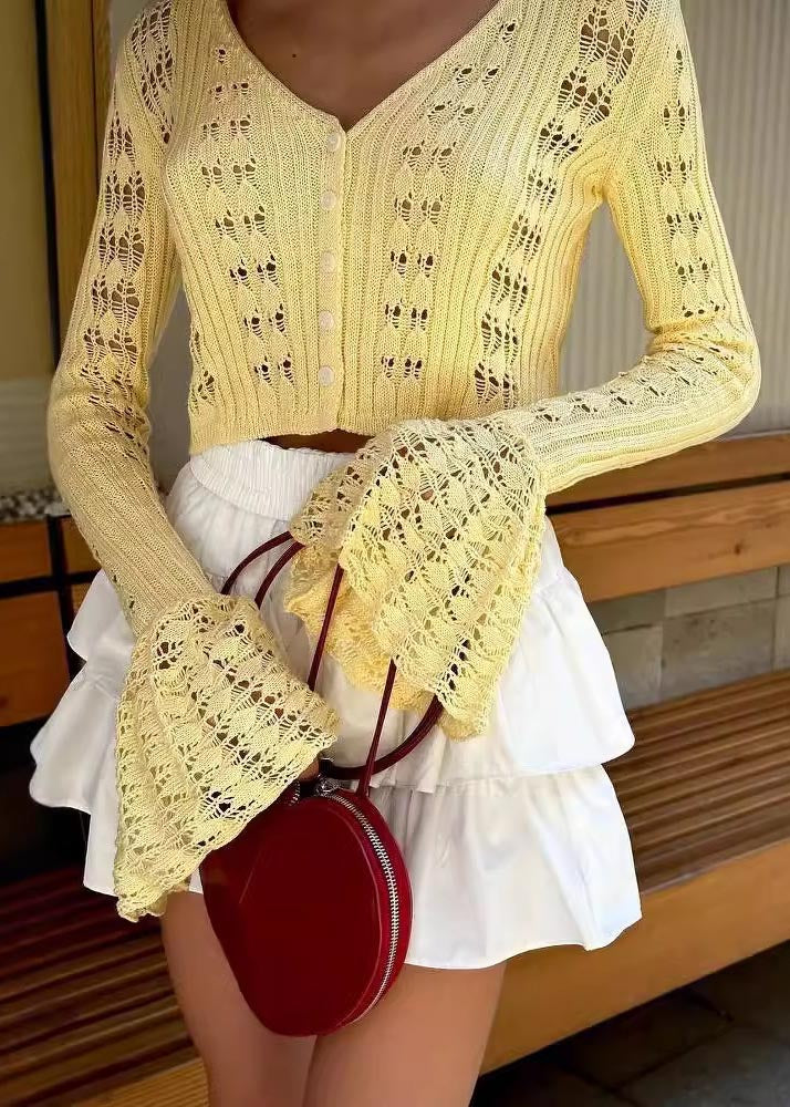 Chemises blanches à manches en tricot ajourées et évasées