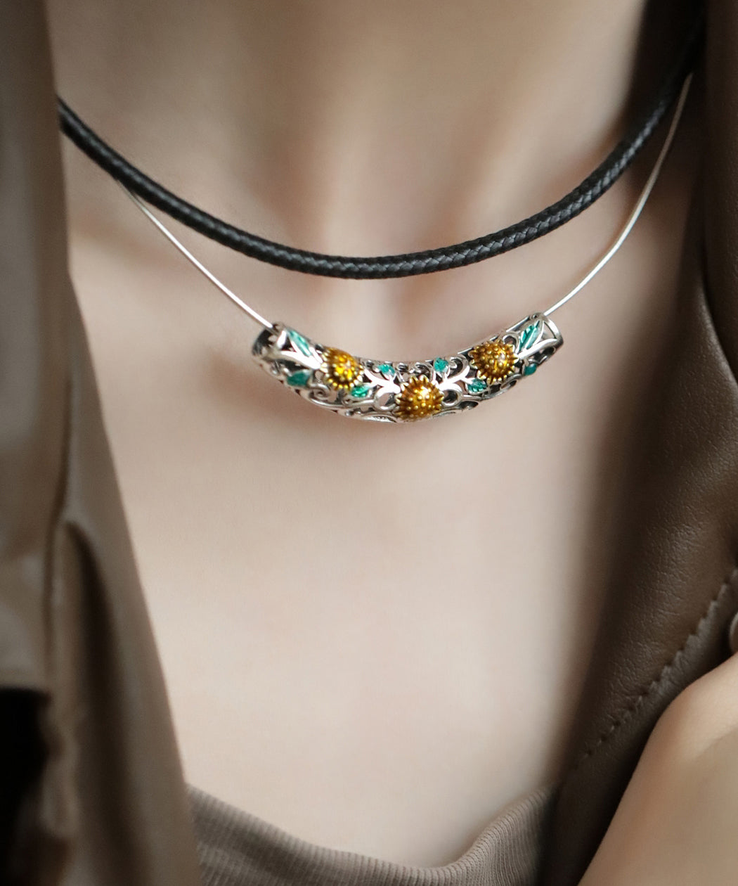 Collier ras du cou en argent sterling et cristal noir avec tournesol KX1031