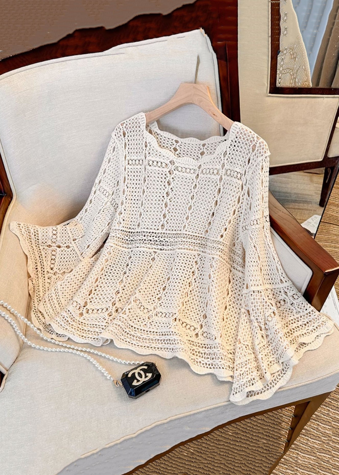 Haut évasé beige à manches creuses et tricot français confortable