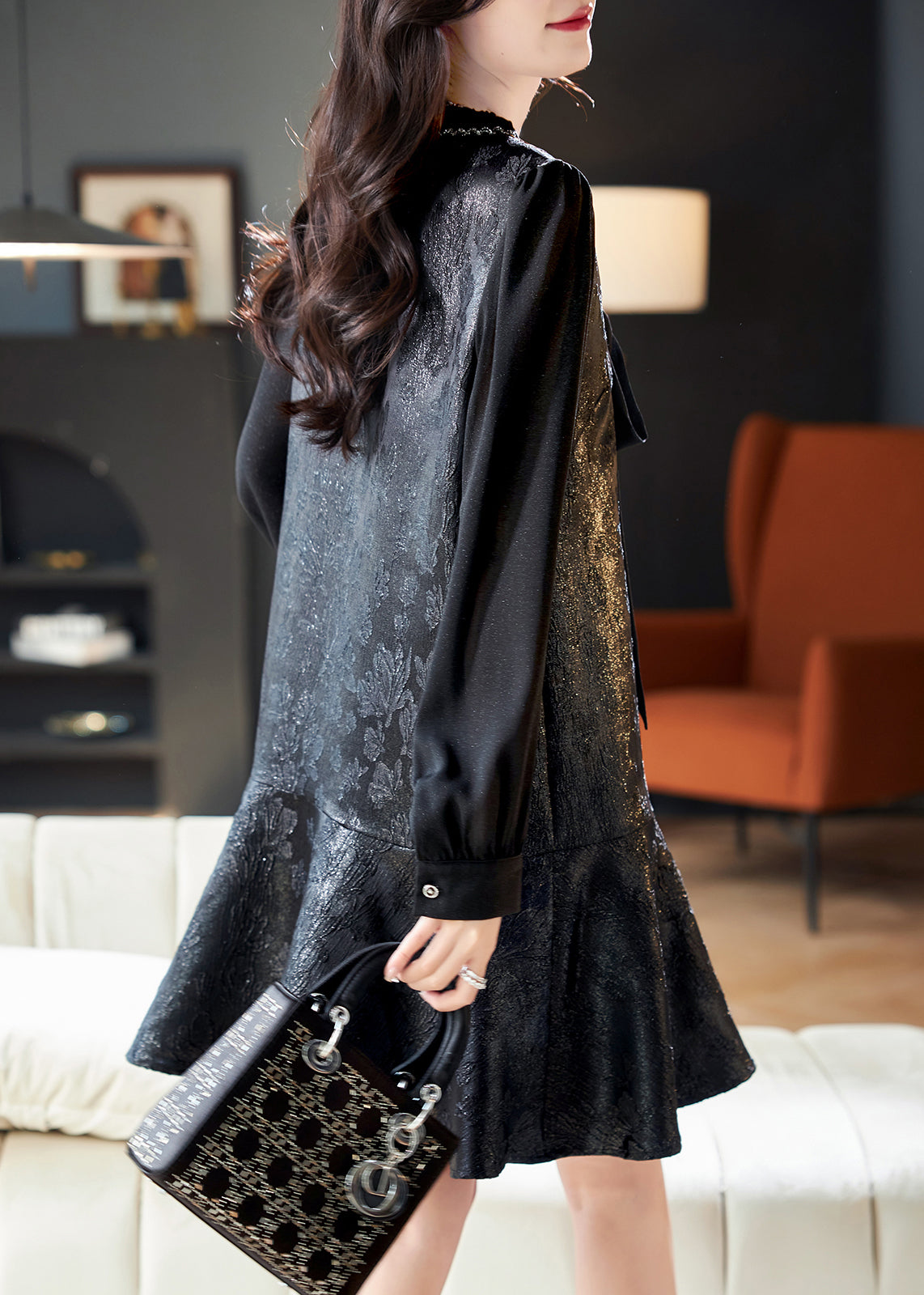 Französisches schwarzes V-Ausschnitt-Rüschen-Schleifen-Seiden-Urlaubs-Mid-Kleid Frühling TE039