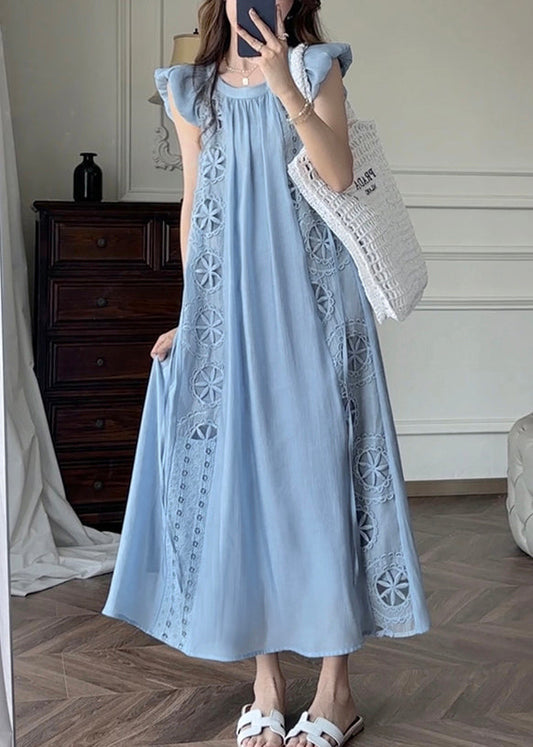 Robe en coton bleu français à broderies ajourées et manches pétales EE1028