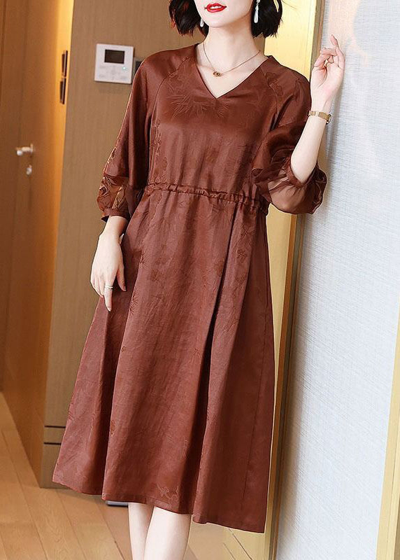 Robe en soie brodée caramel français avec poches à la taille et bracelet OP1055