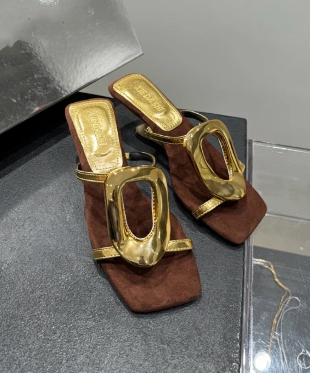 Sandalen mit Keilabsatz und französischem Spleißen aus goldenem Kunstleder OI069