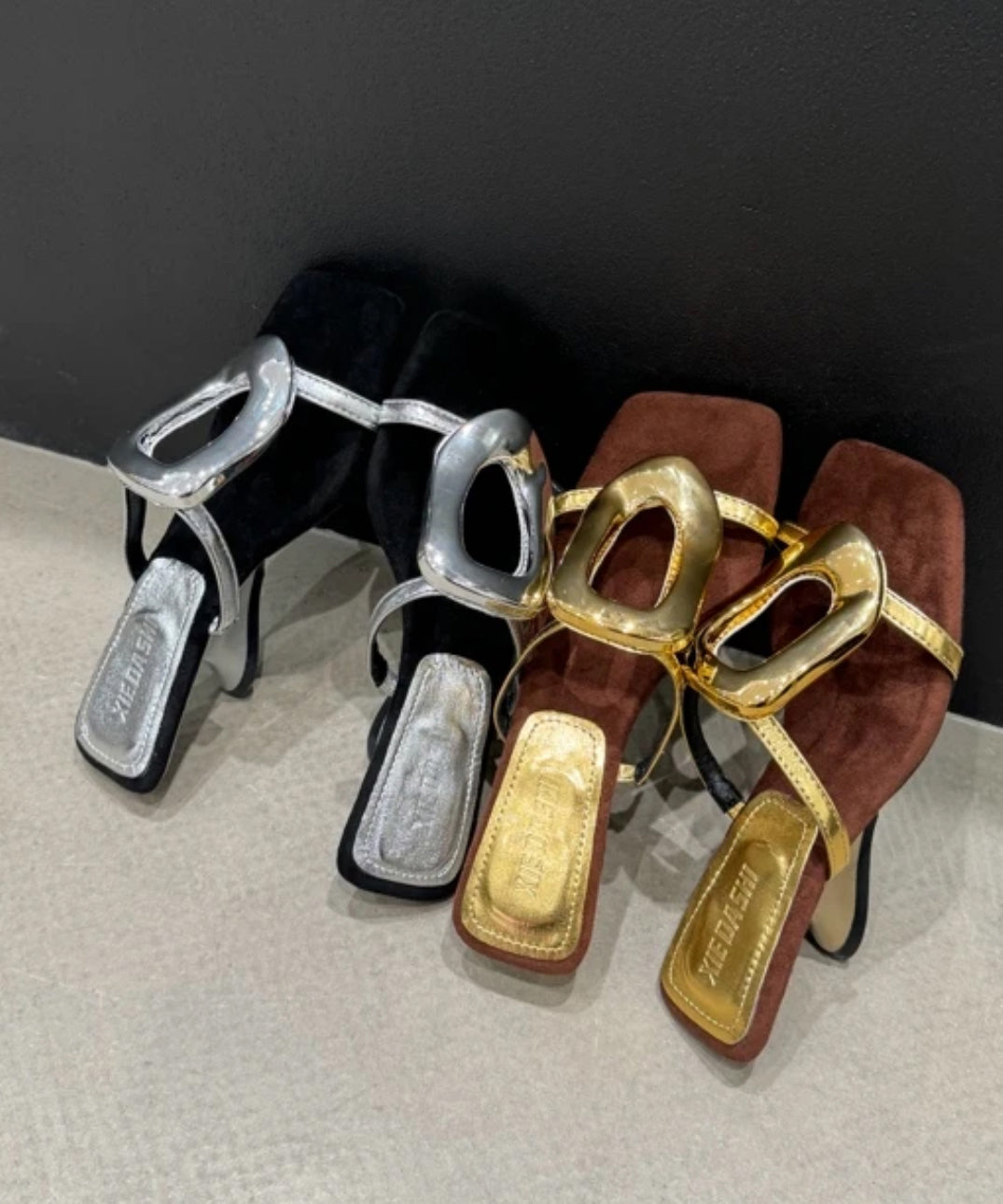 Sandalen mit Keilabsatz und französischem Spleißen aus goldenem Kunstleder OI069