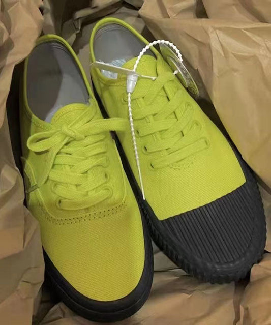 Grüne asymmetrische flache Schuhe aus Segeltuch mit Kreuzriemen DD1022