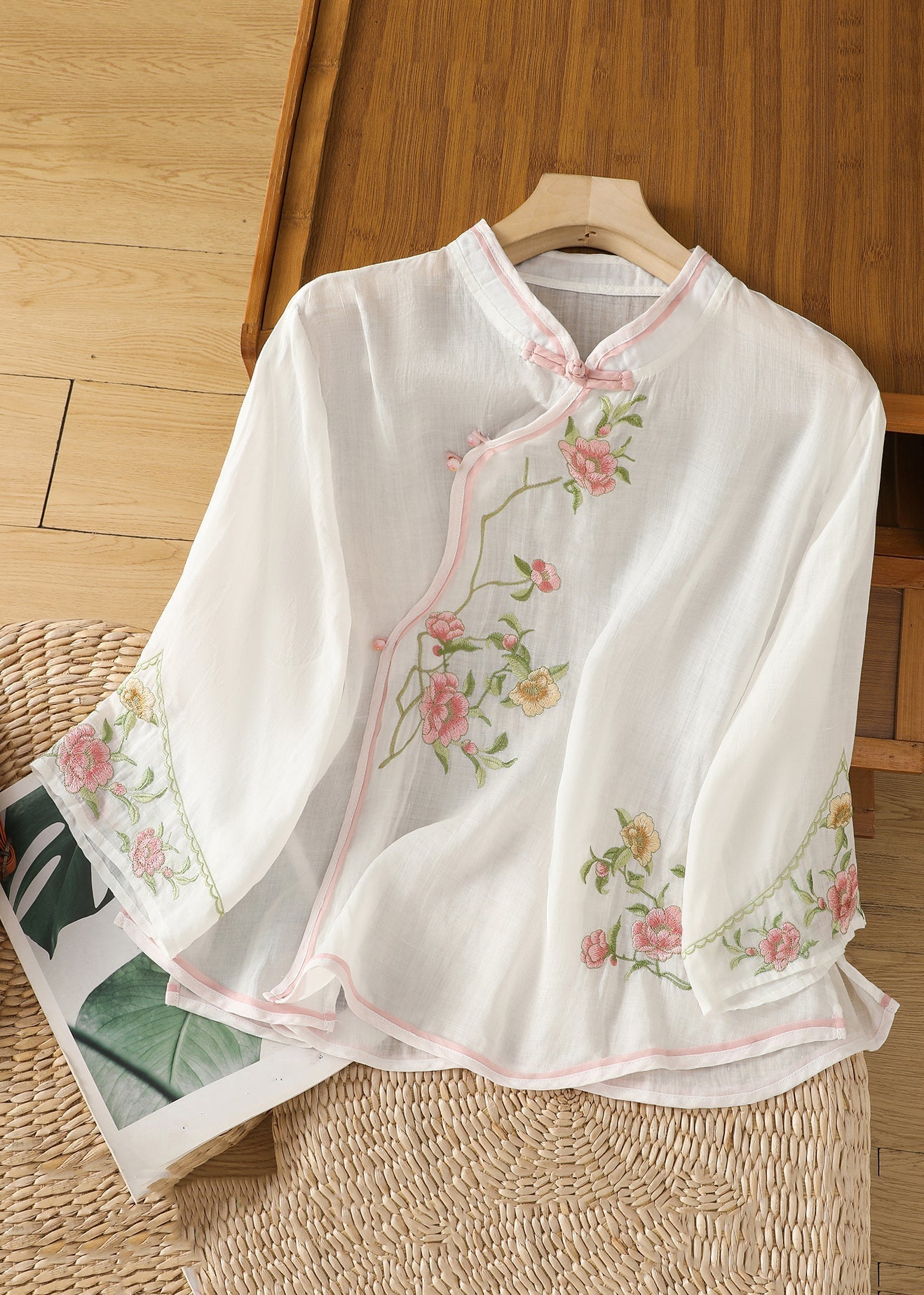 Chemise en coton à manches longues avec boutons brodés à la main en abricot JH048