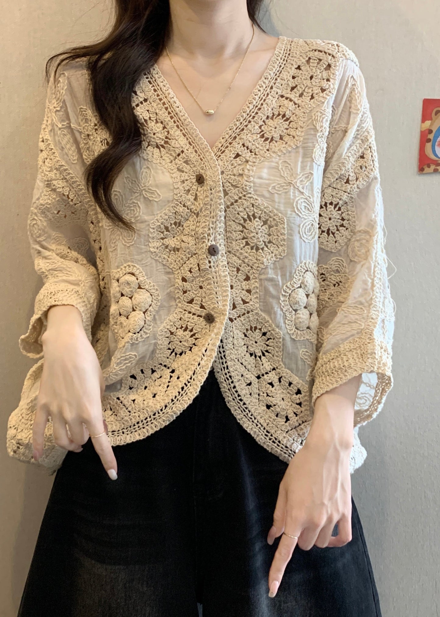 Cardigan abricot col V fait main évidé bouton ressort