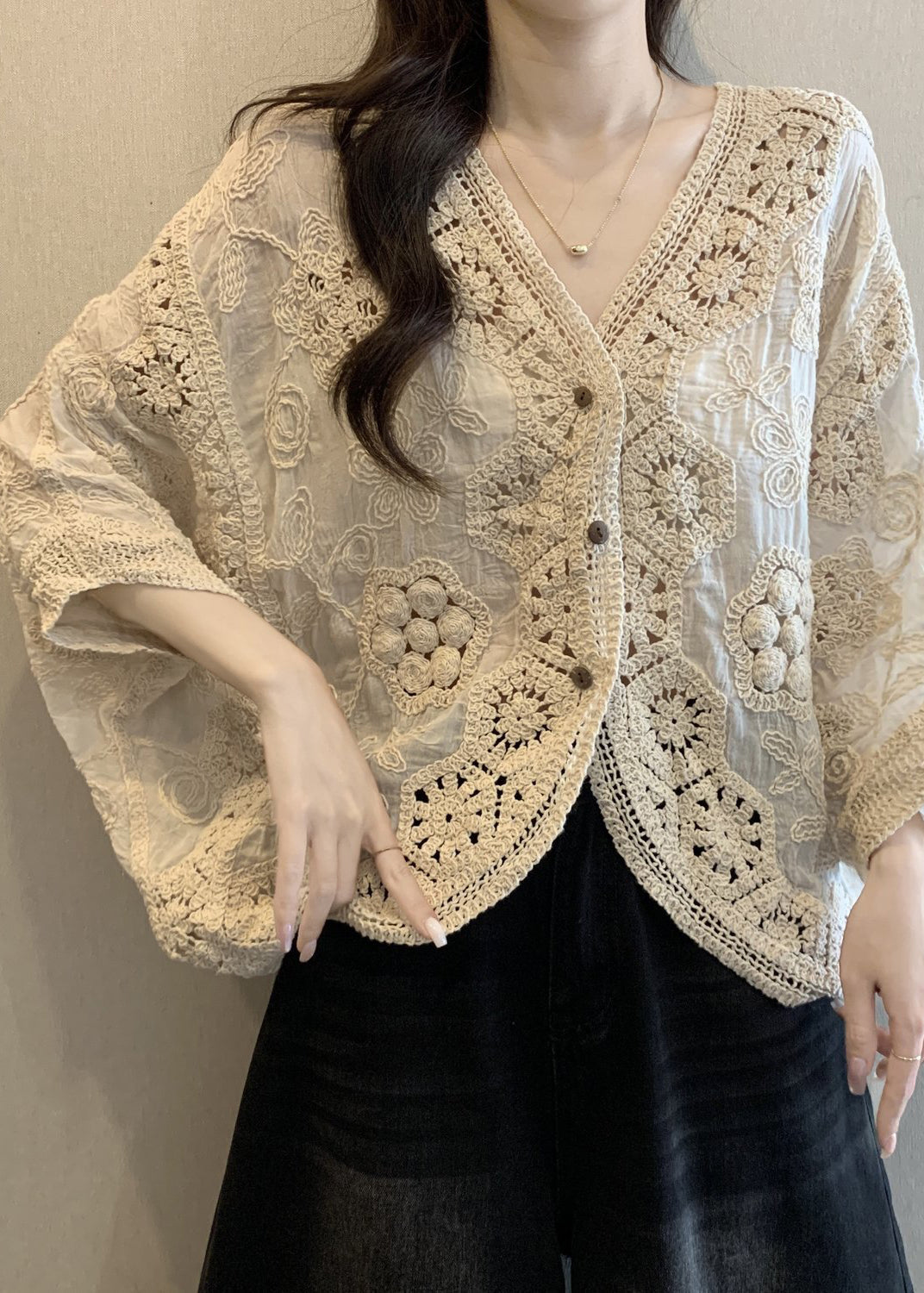 Cardigan abricot col V fait main évidé bouton ressort