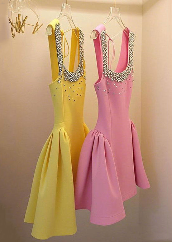 Robe jaune sans manches en patchwork faite à la main avec dentelle perlée