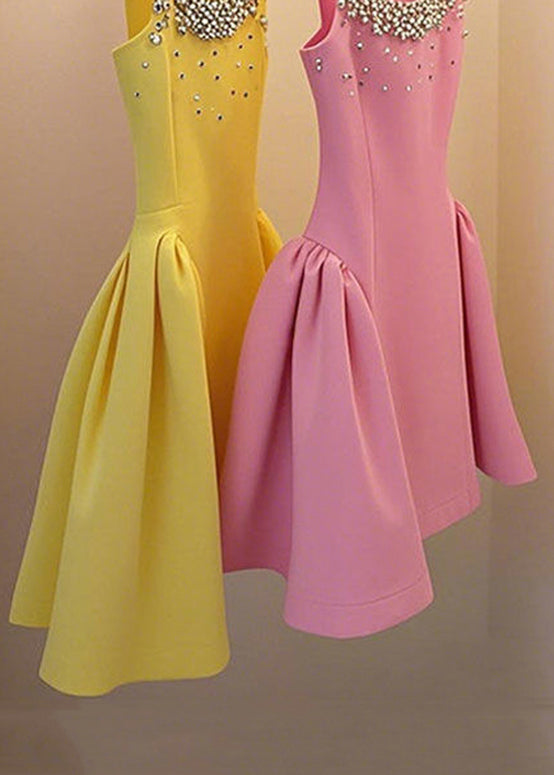 Robe jaune sans manches en patchwork faite à la main avec dentelle perlée