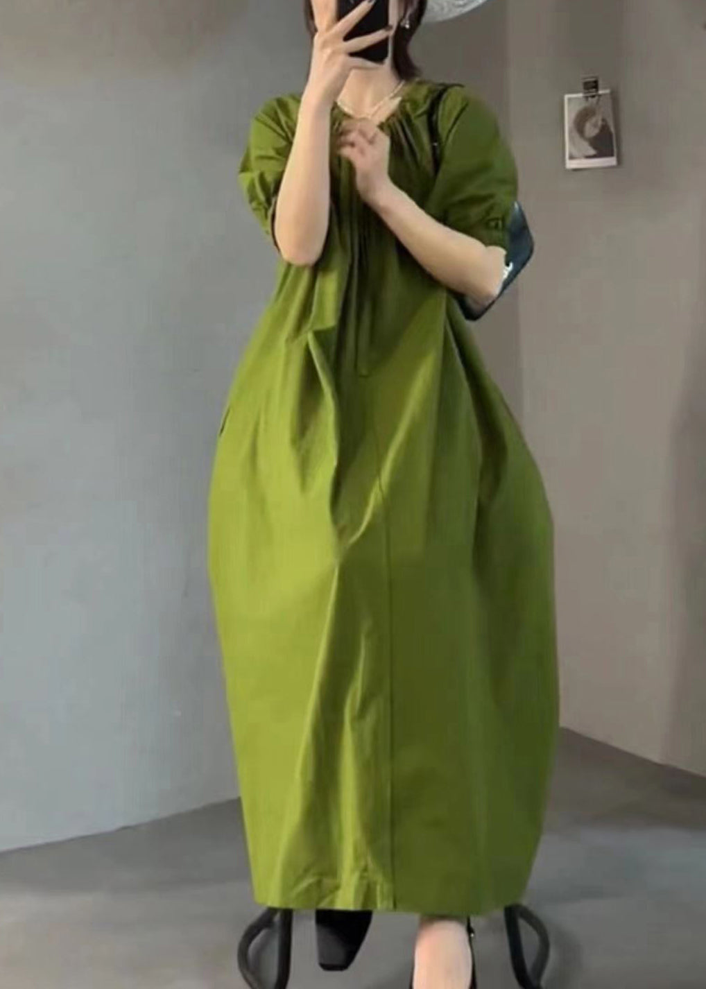 Robe longue en coton froissé vert italien à col rond pour l'été EE1013