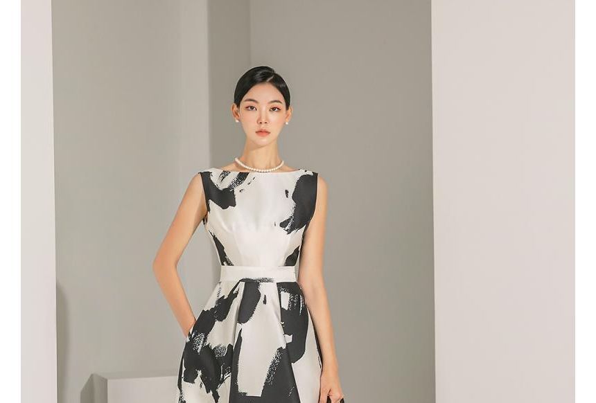 Sleeveless Boat Neck Graphic Print Midi A-Line Dress