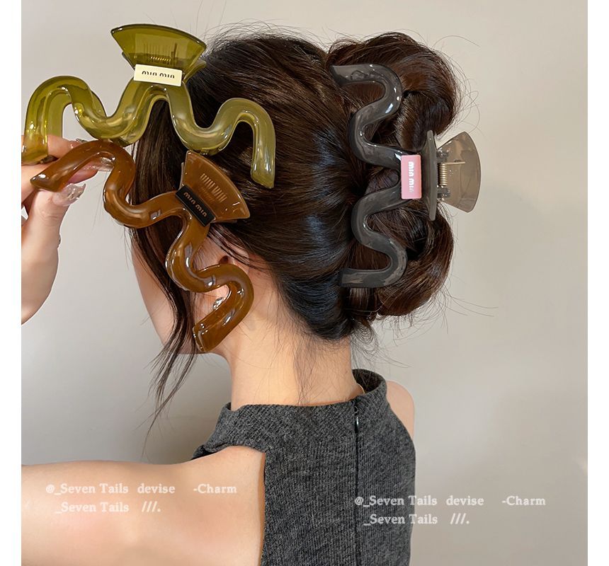 Wavy Claw Hair Acrylic